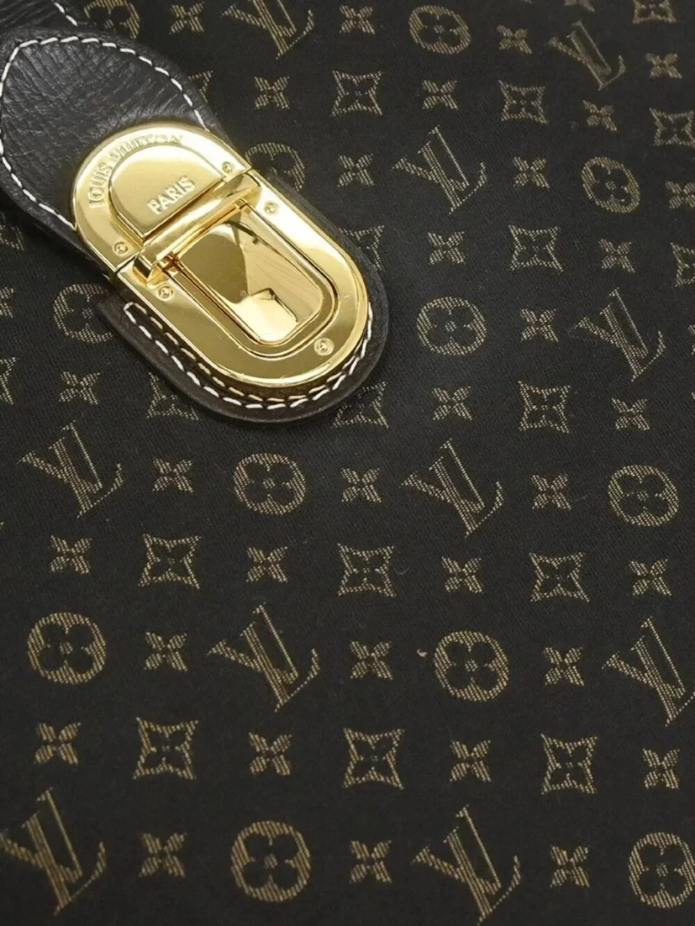 Louis Vuitton outside 	a+